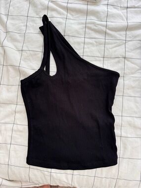 Black One-Shoulder Ribbed Crop Top